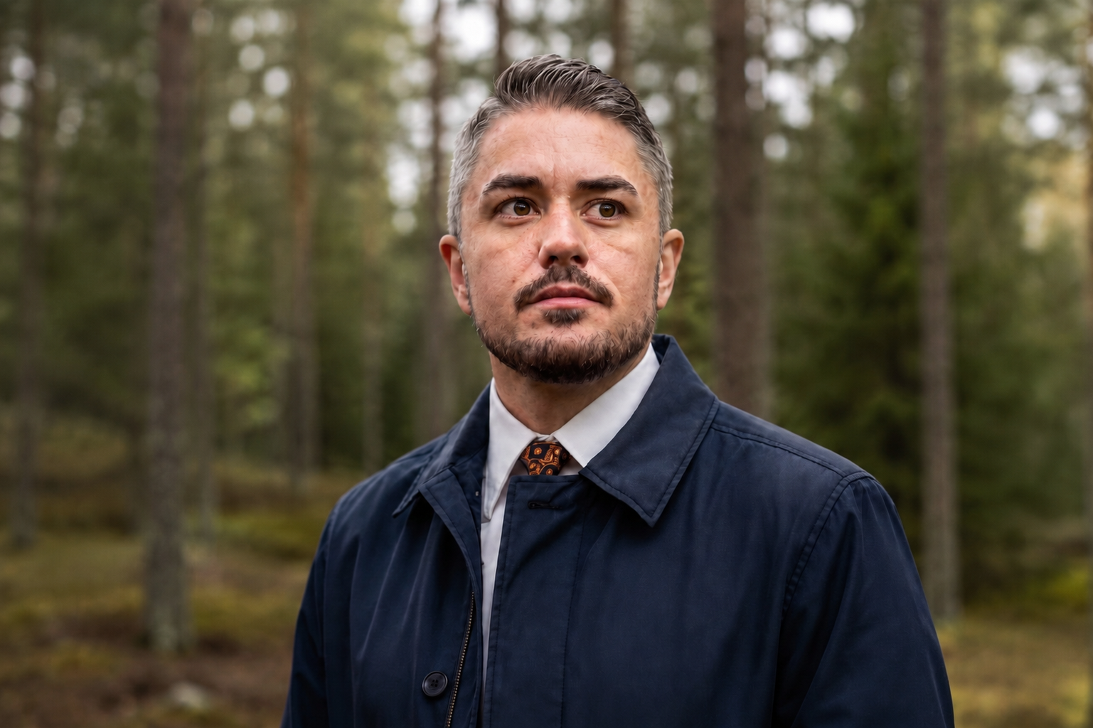 Linus Ridderlind i skogsmiljö.